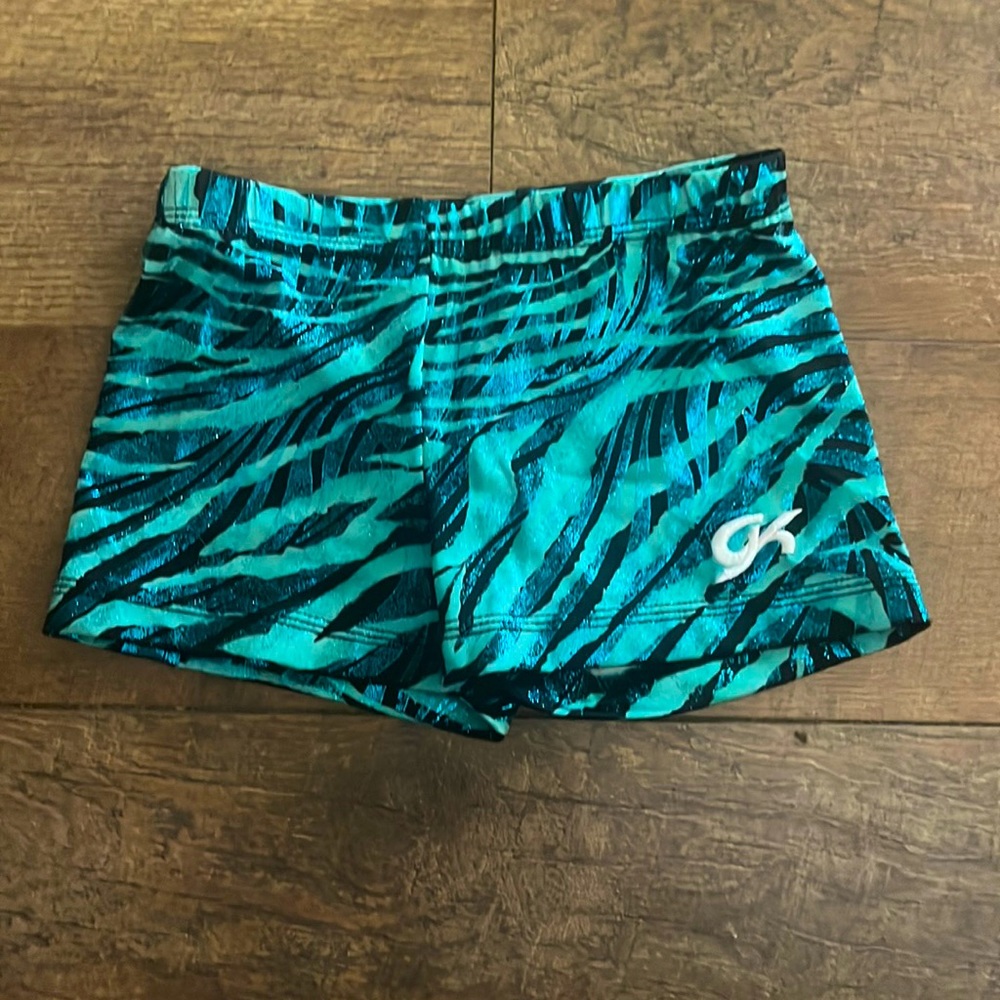 Color active shorts